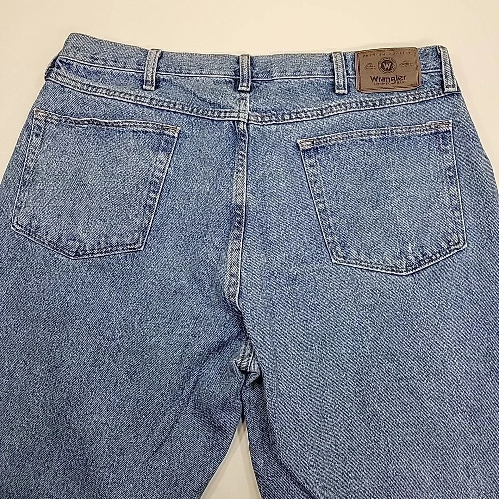 Wrangler 38x32 Relaxed Fit Jeans Mens Light Wash Blue Denim Straight Leg